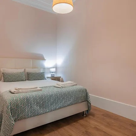 Moderno Com Terraco Apartment Lisbon